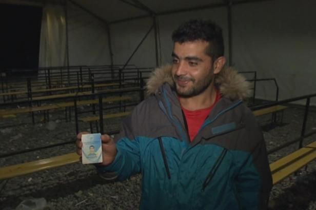 obrázek: Do fronty na registraci musí všichni, i afghánská sportovní hvězda