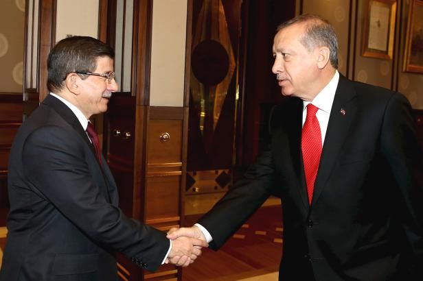 obrázek: Do předčasných voleb povede tureckou vládu úřadující premiér Davutoglu