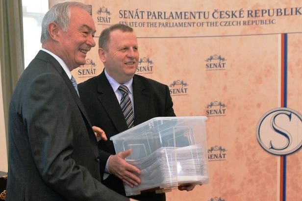 obrázek: Do Senátu dorazila petice za odchod Zemana. Má 11 tisíc podpisů