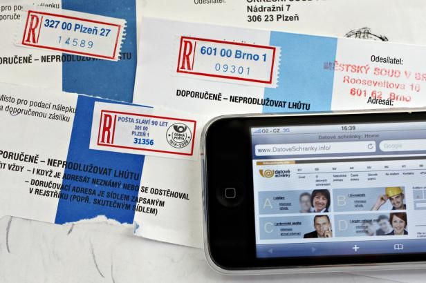 obrázek: Dopis s pruhem na poště? Některé úřady stále neobjevily datové schránky