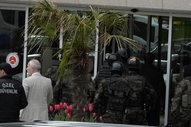 obrázek: Drama v Istanbulu: Ozbrojenci drží státního zástupce jako rukojmí