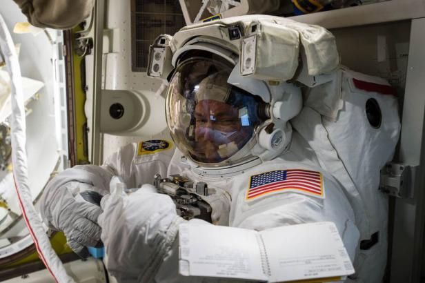 obrázek: Dva američtí astronauti vystoupili do vesmíru, opravují ISS