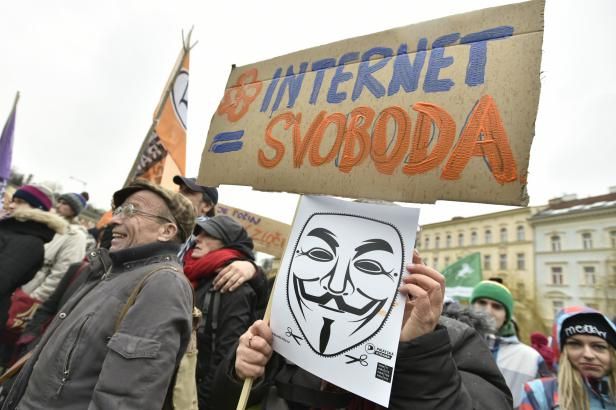 obrázek: Dvě stovky lidí demonstrovaly v Praze za svobodný internet