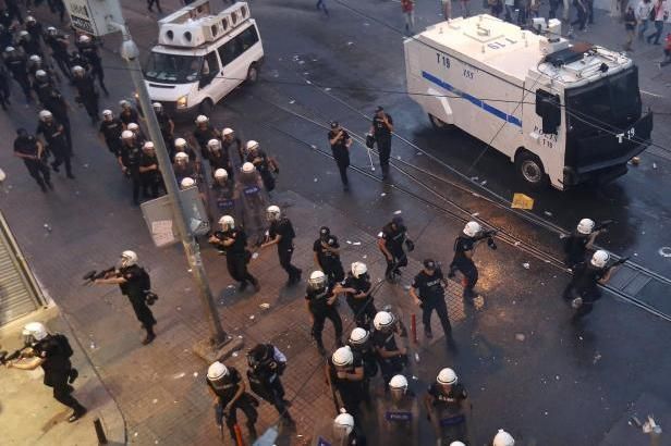 obrázek: Erdogan kolaboruje s IS, zuří Turci po atentátu