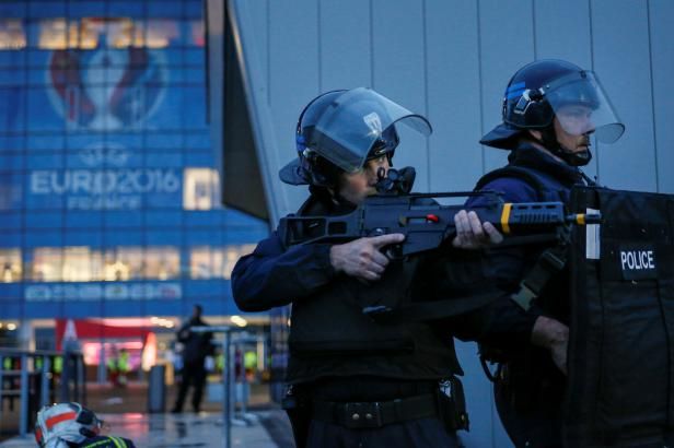 obrázek: Euro pod dohledem tisíců policistů, vojáků i dronů. Francie nasazuje veškerý arzenál