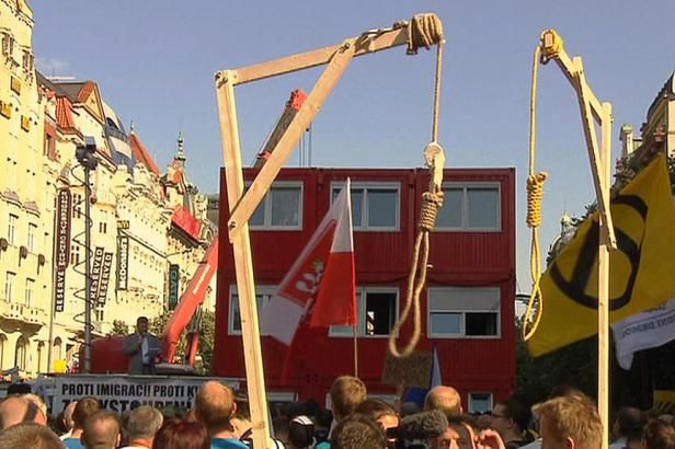 obrázek: Extremisté loni uspořádali více akcí, ale spáchali méně trestných činů