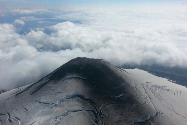 Fascinující, ale nebezpečné: Sopka Villarrica chrlla lávu a popel