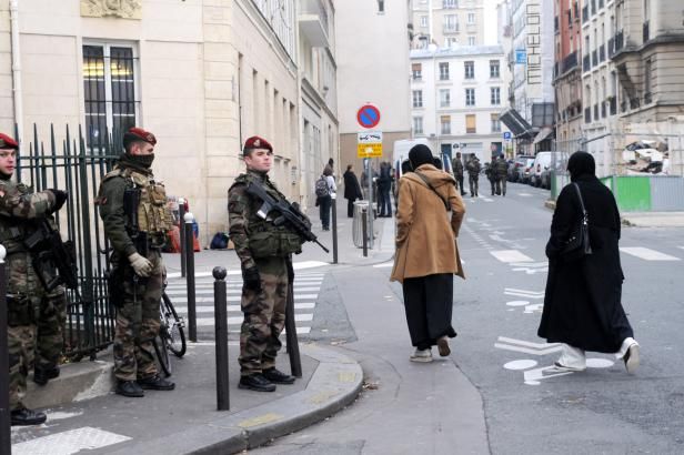 obrázek: Francie zvyšuje bezpečnostní opatření. Vláda zařadila výjimečný stav do ústavy