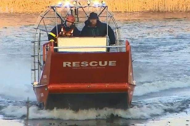 obrázek: Hasiči testují americké vznášedlo. Mohlo by pomáhat při povodních