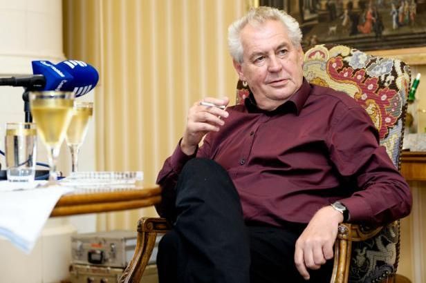obrázek: \nHovory z Lán možná končí. Ředitel rozhlasu chce předtáčku, Zeman je proti\n