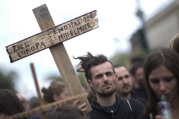 obrázek: Hroby před Reichstagem mají 