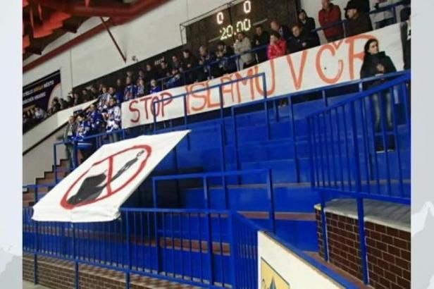 obrázek: I na stadionech se objevuje, že \