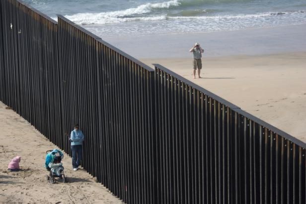 obrázek: Jak ochránit hranice? USA postavily zeď, Austrálie posílá migranty do „Guantánama Pacifiku“