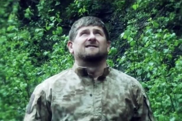 obrázek: Kadyrov pevně vládne Čečensku. A vedle toho taky tak trochu točí…