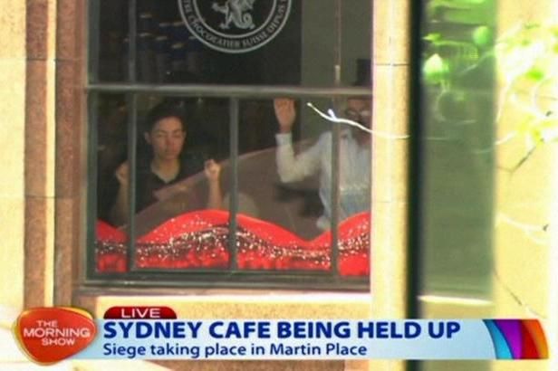 obrázek: 
Kavárnu v Sydney obsadil ozbrojenec a vyvěsil vlajku podobnou islamistické
