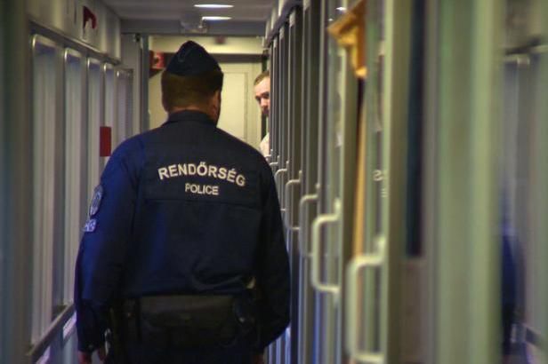 obrázek: Klid a partička karet. Noční vlak z Maďarska paniku z uprchlíků nerozváží