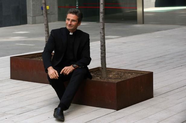 obrázek: Kněz-gay dostal po Vatikánu trest i od polské církve