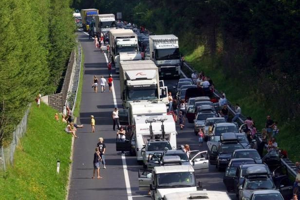 Kolony na Jadran nepolevují. Trpělivost a plnou nádrž s sebou