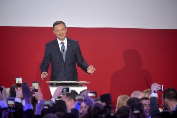 obrázek: Komorowski přiznal porážku, polským prezidentem je Andrzej Duda