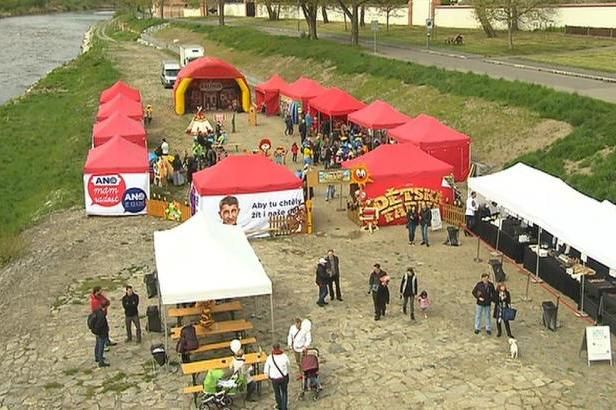 obrázek: Komunisté zazpívali Internacionálu, ANO založilo frakci pro mladé