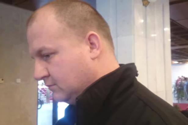 obrázek: Kotlebův poslanec nakráčel do parlamentu s pistolí