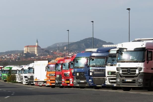 obrázek: Kraj čeká na stát, stát čeká na kraj. A řidiči čekají na R52