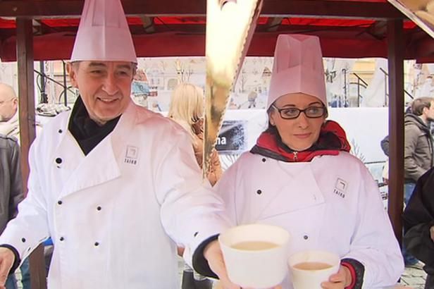 obrázek: Krnáčová při tradičním rozlévání polévky: Zájem je obrovský, ještě jsem neochutnala