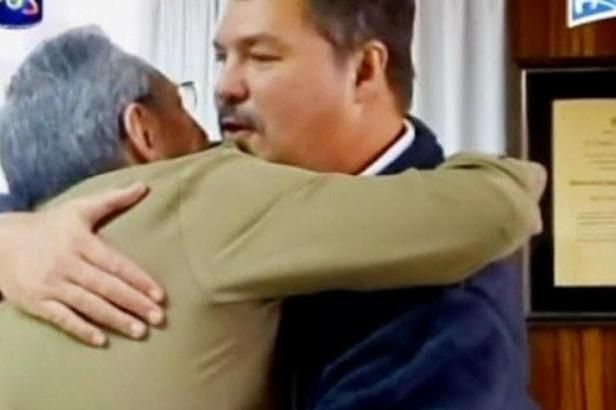 obrázek: \nKubánci přivítali propuštěné špiony jako hrdiny\n