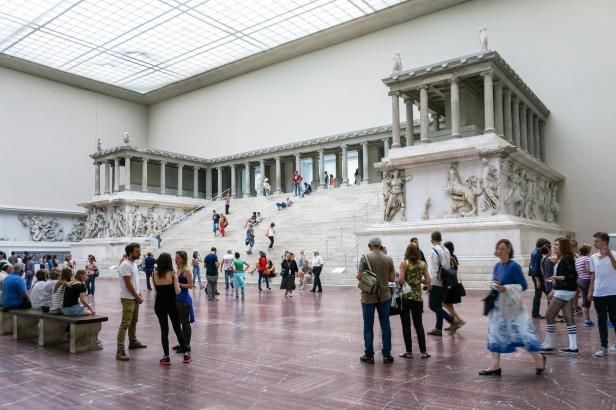 obrázek: Kulturní přivítání. Vzdělaní uprchlíci provádí krajany po muzeích