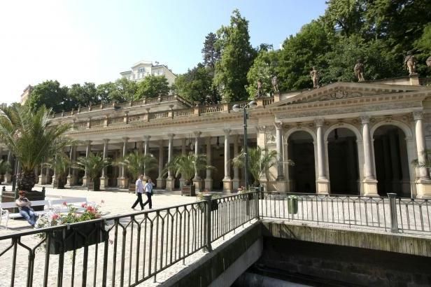 obrázek: \nKvůli slabému rublu by k nám mohlo přijet o třetinu méně Rusů\n