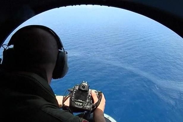 obrázek: Letadlo před pádem hlásilo kouř na palubě. Pátrání po černých skříňkách pokračuje