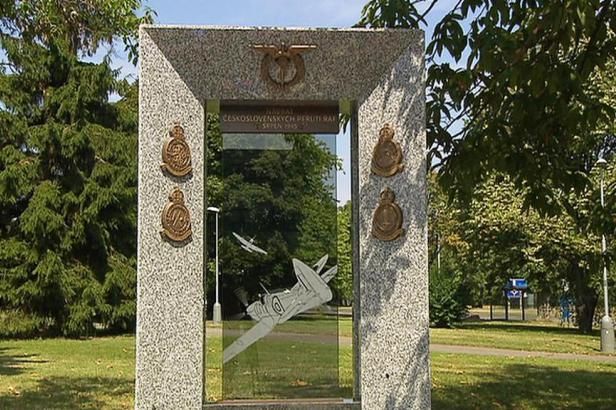 obrázek: Letci RAF mají po 70 letech památník na letišti, většina se ho nedožila