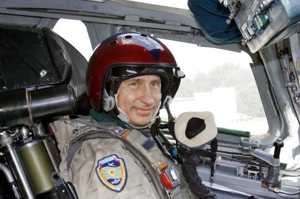 obrázek: „Lidé v helmách“ podporují ruské nálety v Sýrii – a Putin je na vrcholu popularity
