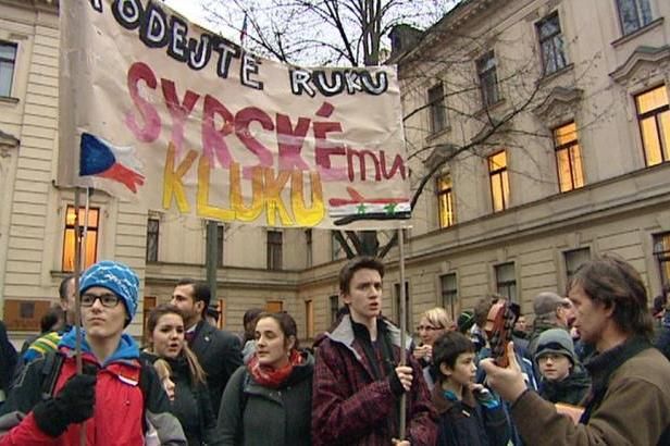 obrázek: \nLidé žádali přijetí uprchlíků. Na druhém chodníku chtěli opak\n