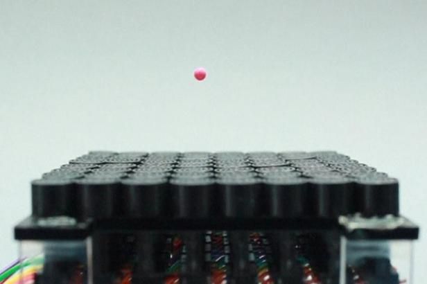 obrázek: Make it so. Tažný paprsek již uzvedne polystyrenovou kuličku