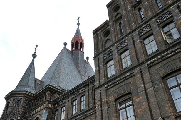 obrázek: Mezi režnými cihlami Apolináře se rodí už sto čtyřicet let