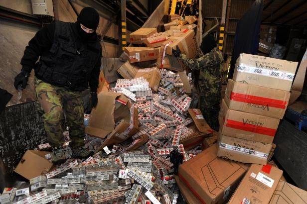 obrázek: Miliony zabavených cigaret hodili celníci do drtičky, odpad poslouží jako palivo