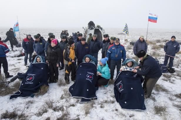 Mise dokončena: Trojice astronautů přistála v Kazachstánu