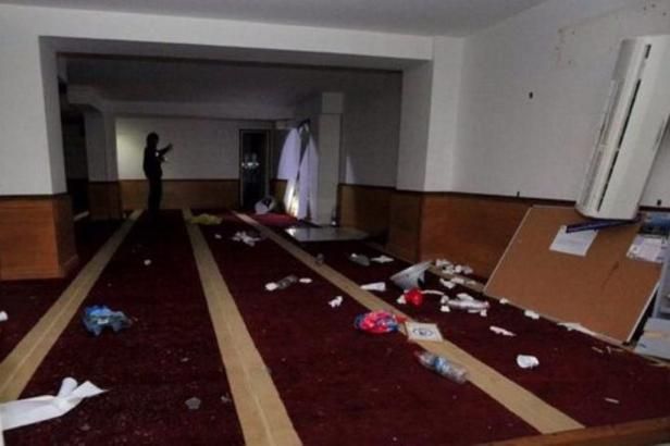 obrázek: Mladíci v arabské čtvrti na Korsice napadli hasiče, odvetou byl útok na modlitebnu