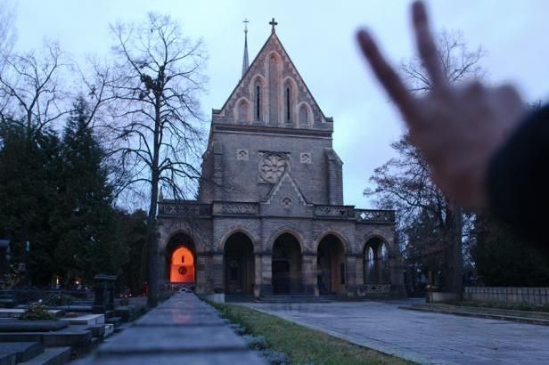 obrázek: \nNa Havla lidé vzpomínají zapálenými svíčkami i vyhrnutými nohavicemi\n