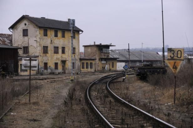 obrázek: Nádražní budovy chátrají. Převod mezi ČD a státem vázne