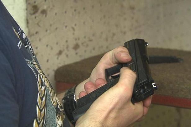 obrázek: Nebezpečné zbraně lze pořídit i bez zbrojního průkazu. Stát změnu nechystá