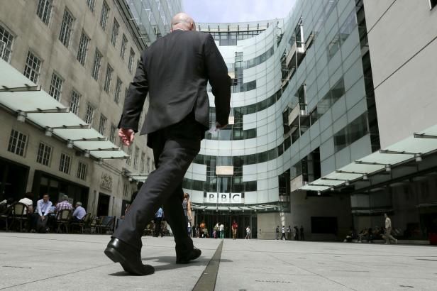 Nechte BBC na pokoji, vyzývají vládu britské celebrity
