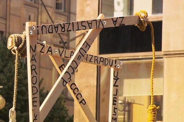 obrázek: Nečinnost policie na demonstraci s šibenicemi byla v pořádku