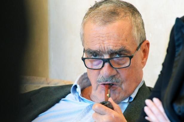 obrázek: \nNejhorší docházku ve sněmovně měl Schwarzenberg, nejlepší komunisté\n