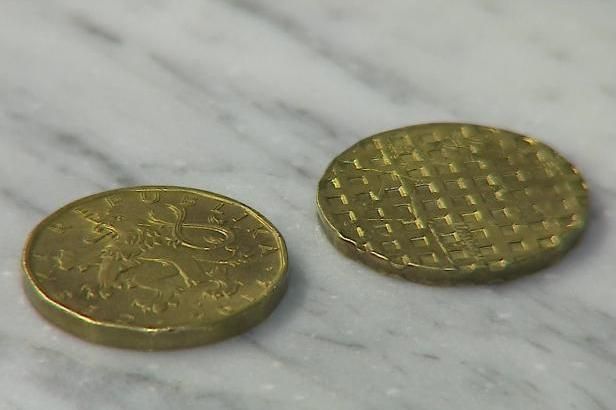 obrázek: Nepeníze ve zlínských automatech. Lidé si za neplatné mince kupují jízdenky