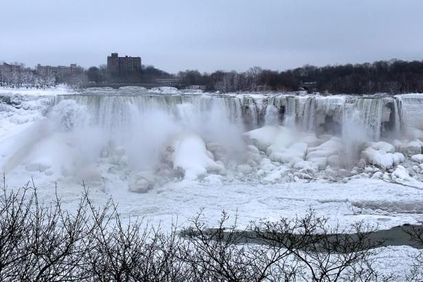 obrázek: Niagara teskně nehučí - zamrzla jako loni