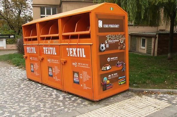 obrázek: Oblečení z kontejnerů nekončí vždy u charity, firmy na něm dál vydělávají