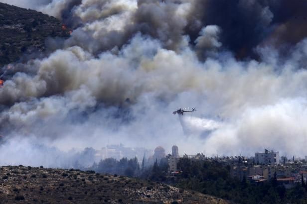 obrázek: OBRAZEM: Plameny ohrožují předměstí Atén