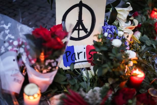 obrázek: OBRAZEM: Svět truchlí pro Paříž, symbolem je spontánní kresba s Eiffelovkou